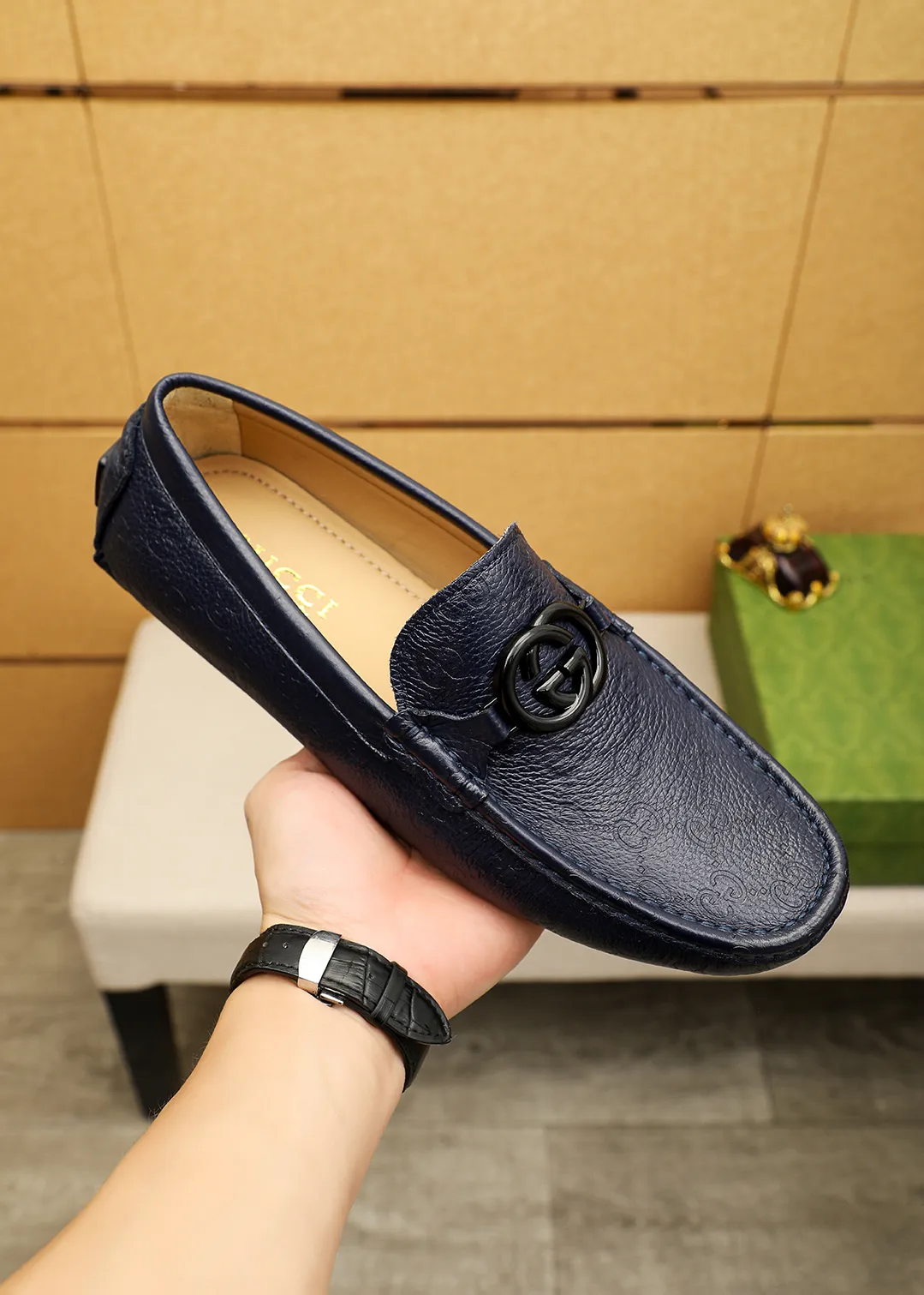 Men's shoes 💰420 💐 Product trademark: GUCCI "Gucci" Doudou shoes Regular size: 38-44 (45🉑️customized) Product materials: Selected imported first-layer calfskin embossed upper + luxury hardware buckle, imported sheep 🐑 leather lining. Strong three-dimensional visual effect, original outsole color: 2 colors available